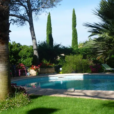 Villa Spacious At Saint-raphael With Jacuzzi