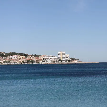 Spacious At Saint-raphael With Jacuzzi Willa