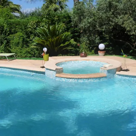 Villa Spacious At Saint-raphael With Jacuzzi